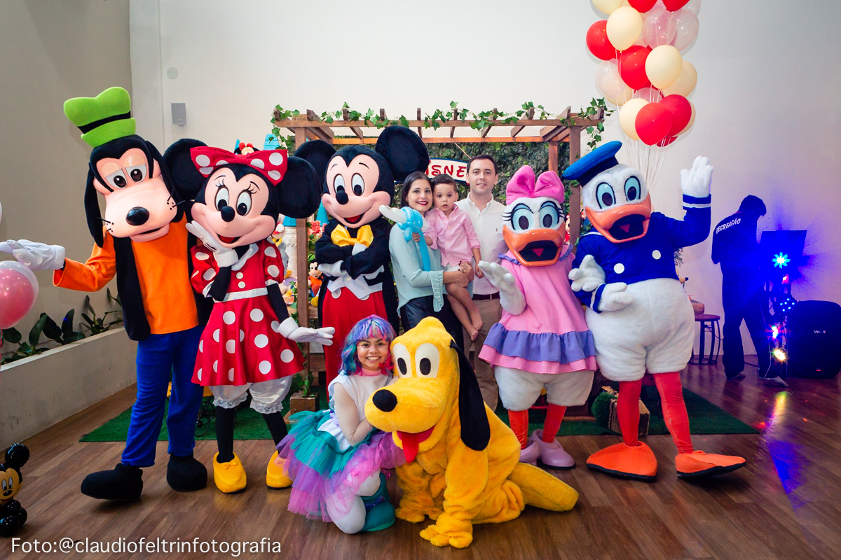 aniversariante e os pais junto com os personagens da Disney da Magic dramas