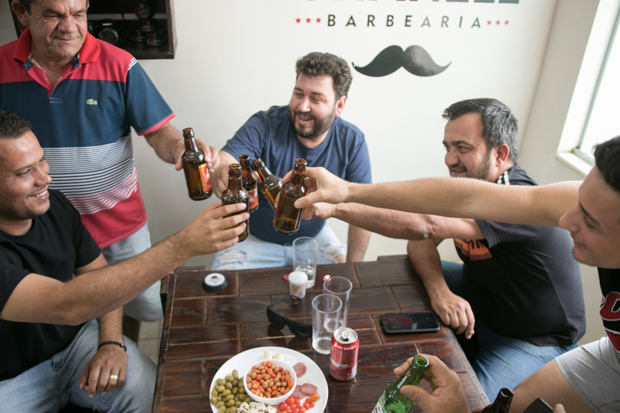 noivo junto aos padrinhos 