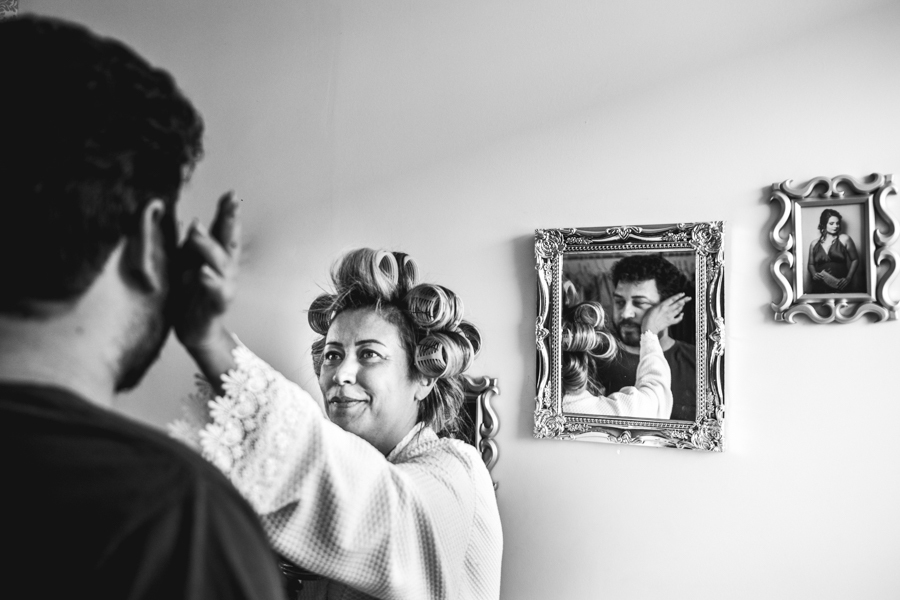 noivo chorando no making of e a noiva limpando as lágrimas