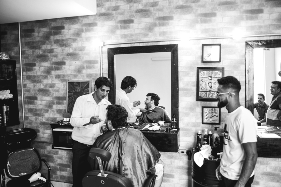 brincadeira dos padrinhos dando comida na boca do noivo