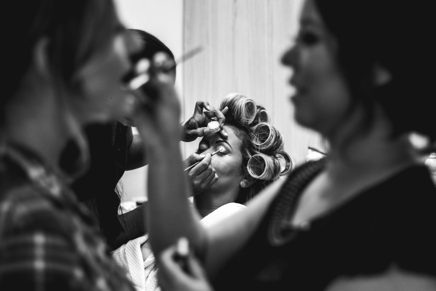 noiva se maquiando 