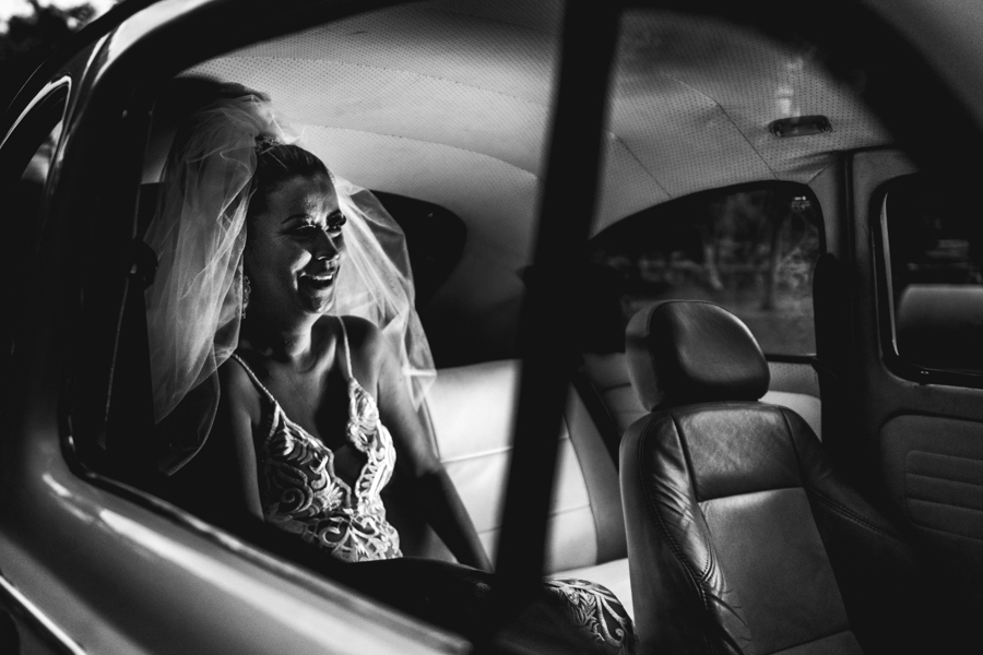 noiva chegando em seu casamento no campo 