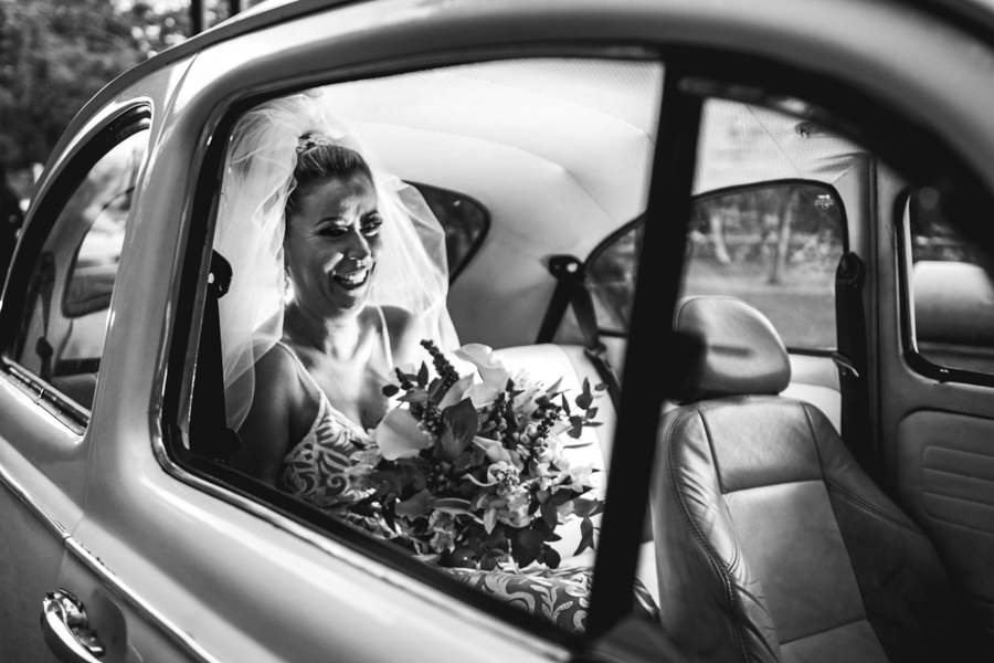 noiva dentro do carro esperando