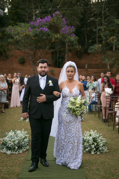 noivos subindo no altar no casamento do campo em Mateus Leme