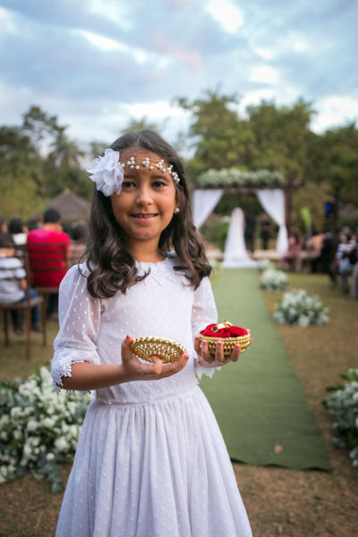 Daminha com as alianças