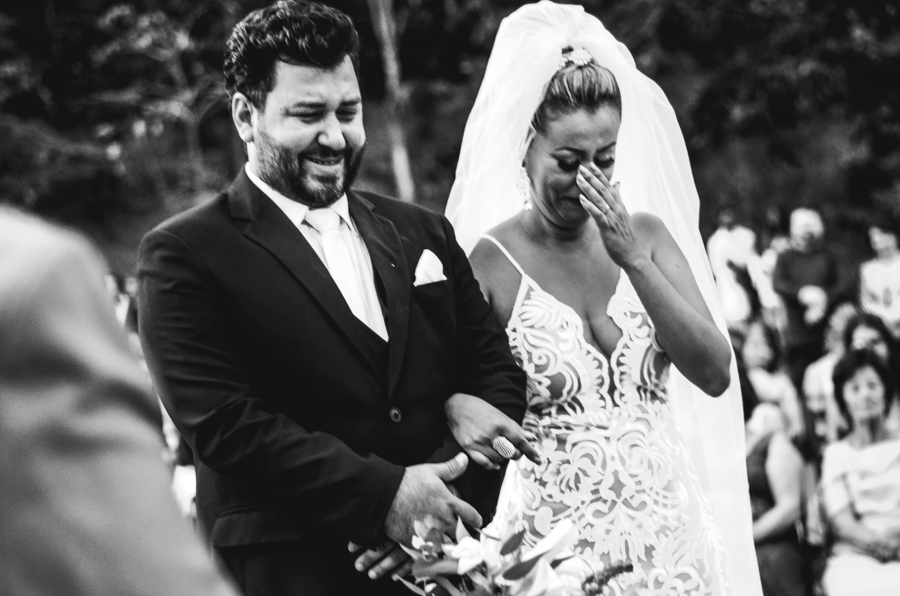 Noivos chorando no altar