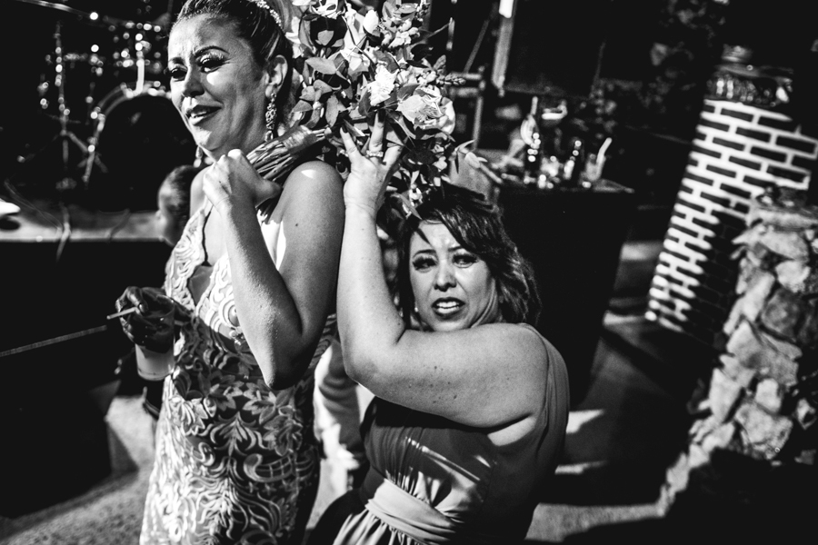 A noiva e sua irmã brincando com o buquê