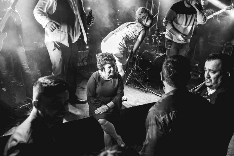 Mãe da noiva descansando na festa de casamento no campo na cidade de Mateus Leme