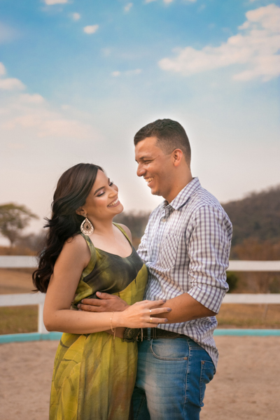 Foto em um haras na cidade de Florestal em Minas Gerais, com os noivos sorrindo