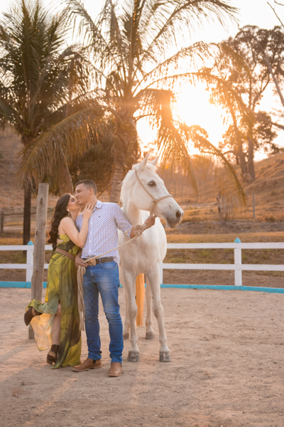 Foto dos noivos com um cavalo