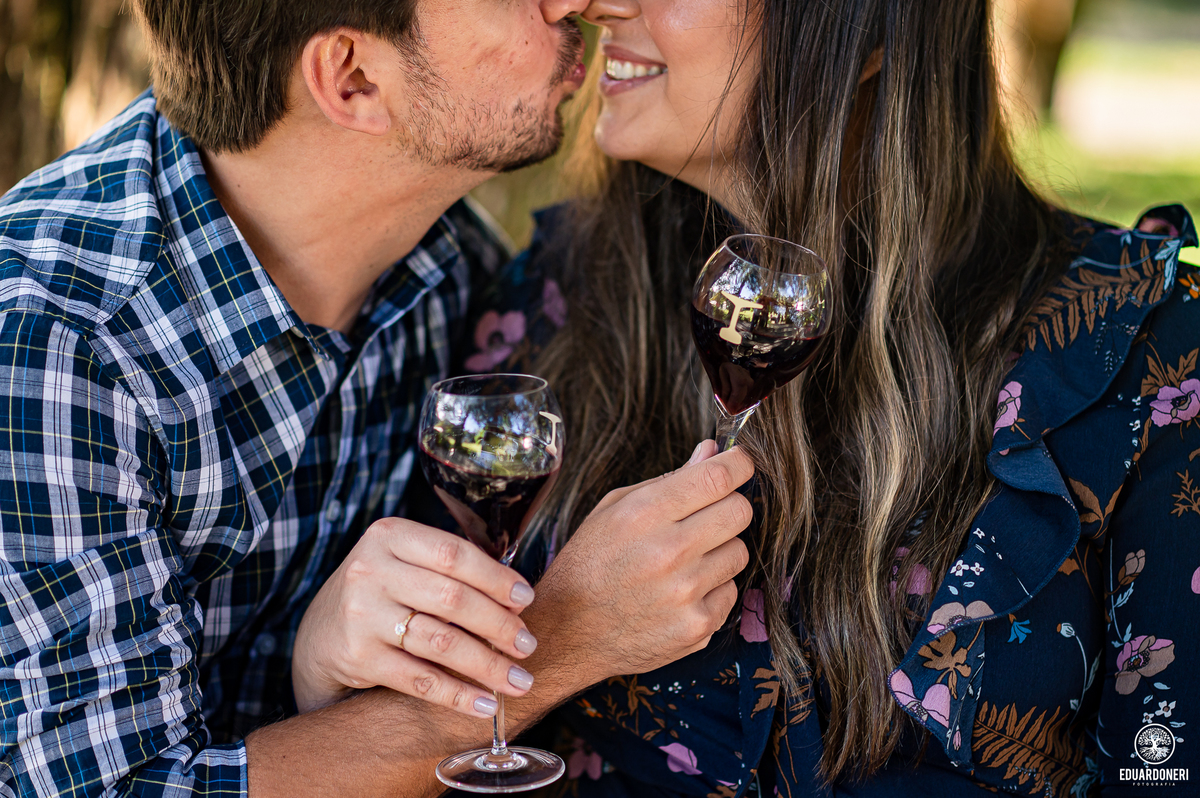 e quem sabe fazer um ensaio de tomar um vinho durante a sessão de pre wedding