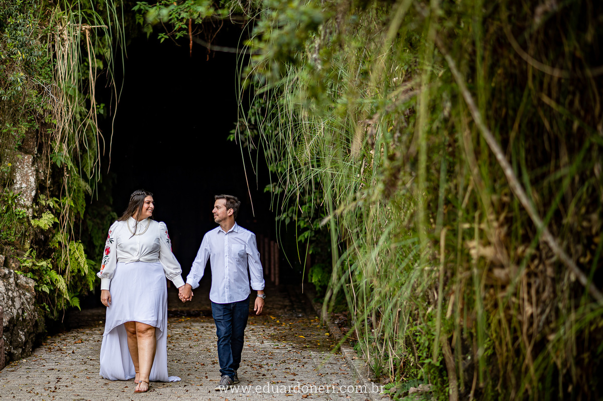 Caminhando durante a sessão de pre wedding realizado na Cave em Piraquara, região metropolitana de Curitiba