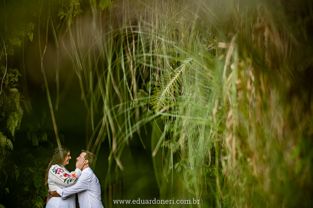 próximo a Natureza durante a sessão de pre wedding realizado na Cave em Piraquara, região metropolitana de Curitiba