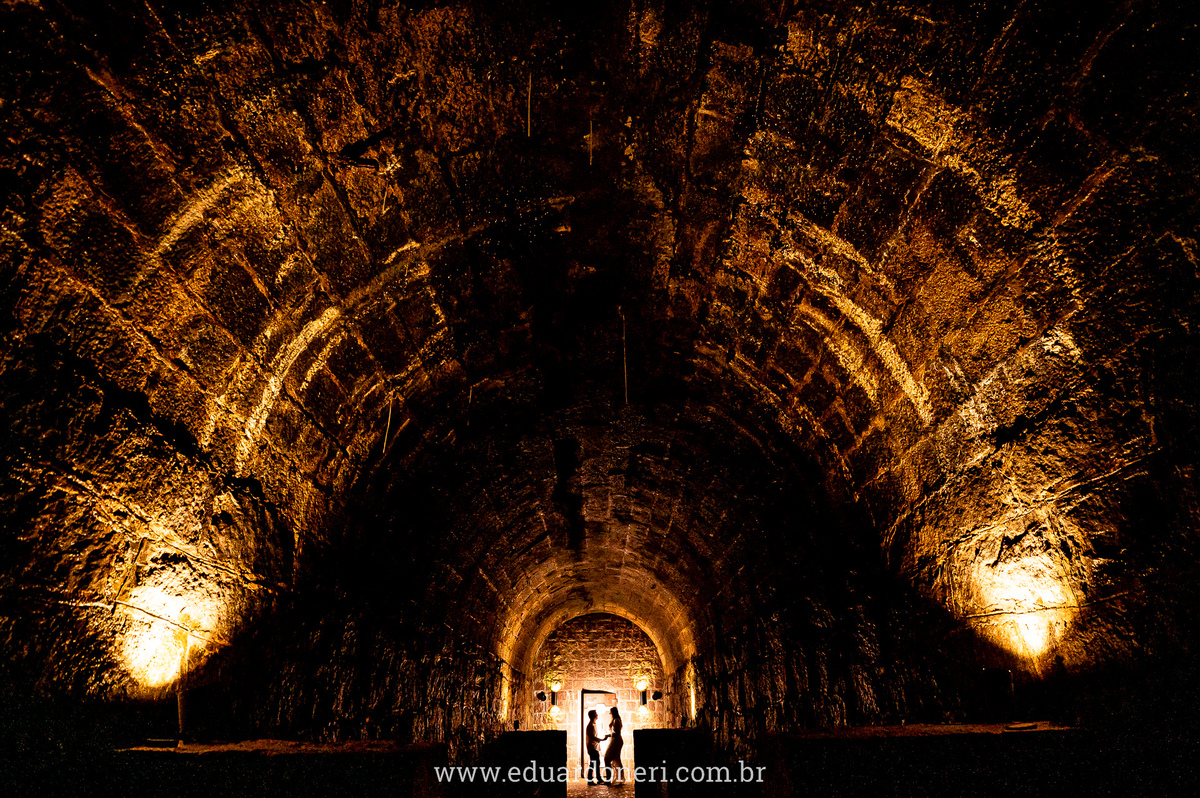 Foto em longa exposição com contra luz feita na Cave durante sessão de pre wedding em Piraquara, região metropolitana de Curitiba