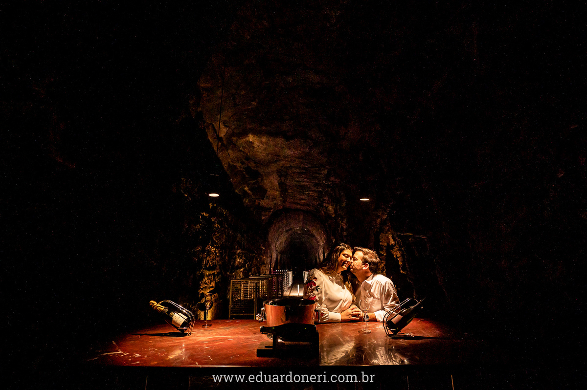Foto em luz ambiente na Cave durante sessão de pre wedding em Piraquara, região metropolitana de Curitiba
