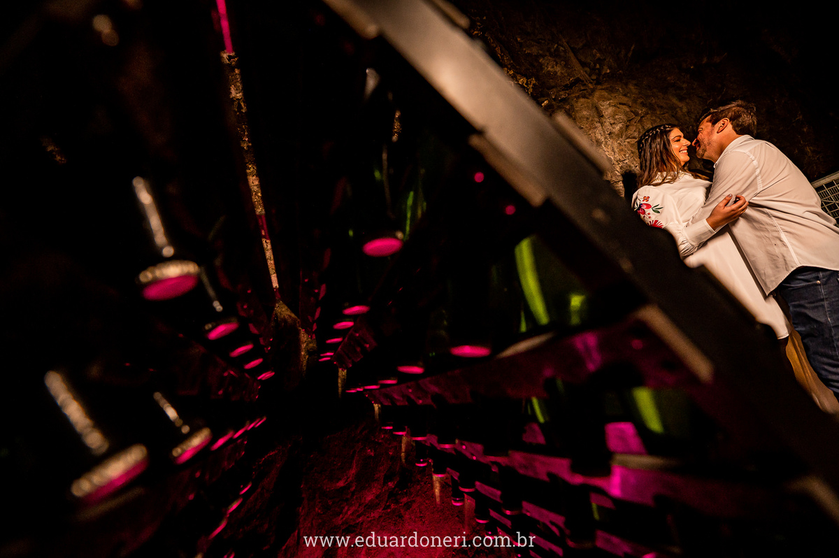 Foto na Cave durante sessão de pre wedding em Piraquara, região metropolitana de Curitiba