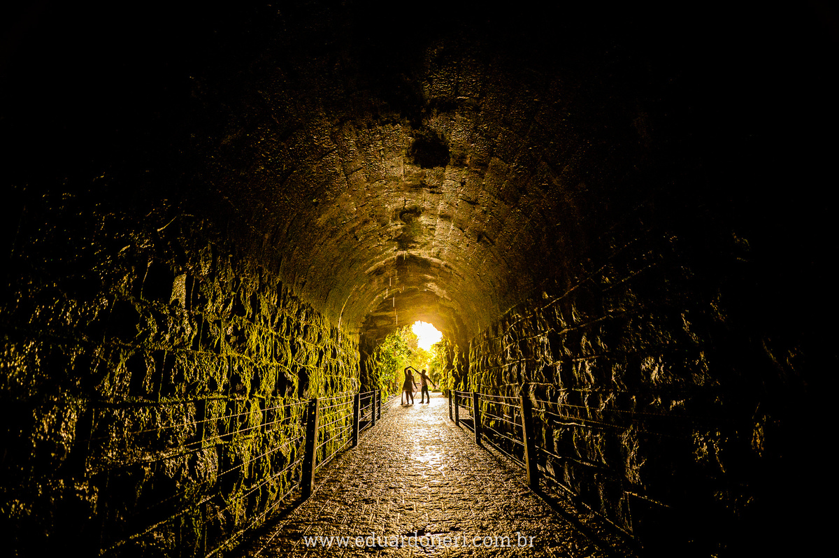 Foto na Cave durante sessão de pre wedding em Piraquara, região metropolitana de Curitiba