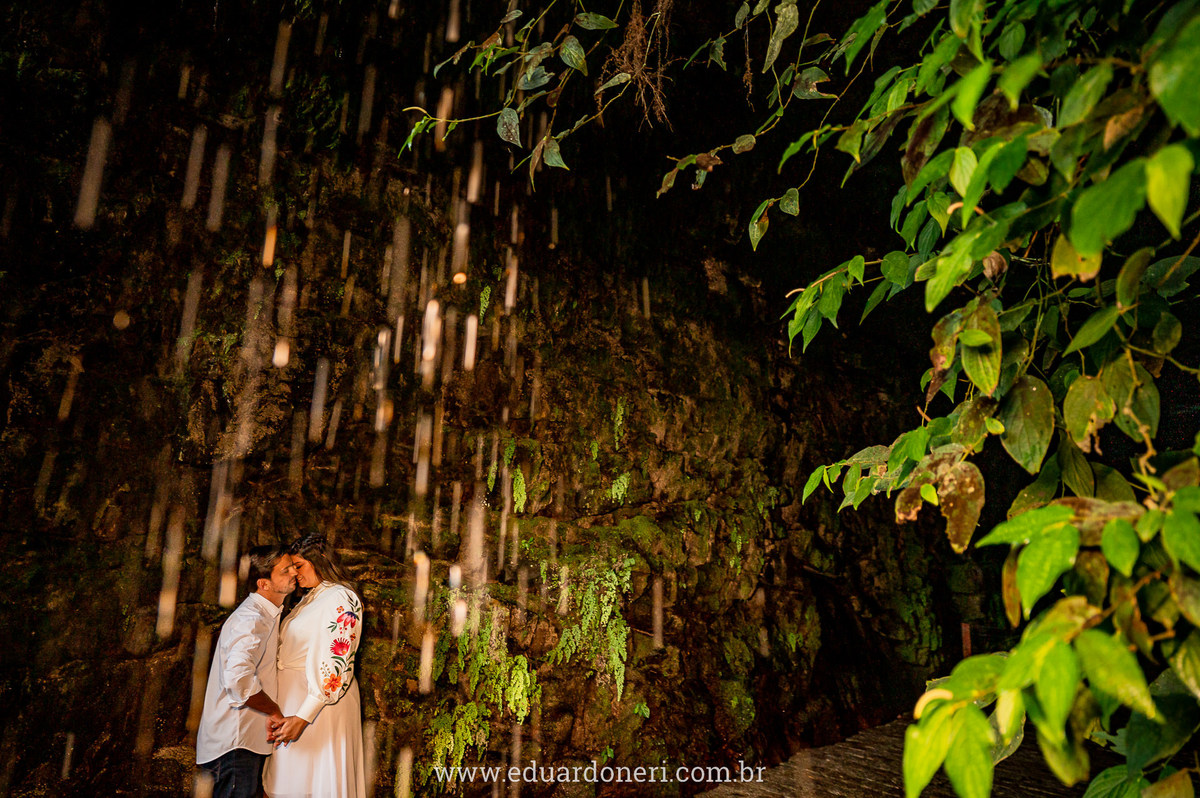 Foto em uma bica d'água na Cave durante sessão de pre wedding em Piraquara, região metropolitana de Curitiba