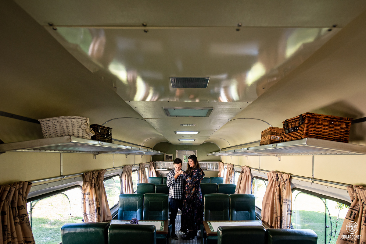 Ensaio em Piaraquara na região metropolitana de Curitiba, the Cave, uma vinícola situada numa ferrovia antiga do Paraná, opções de fazer um refeição dentro do vagão antigo da RFFSA