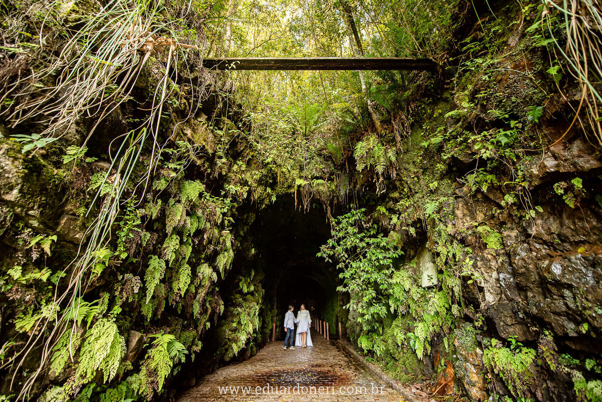 próximo a Natureza durante a sessão de pre wedding realizado na Cave em Piraquara, região metropolitana de Curitiba