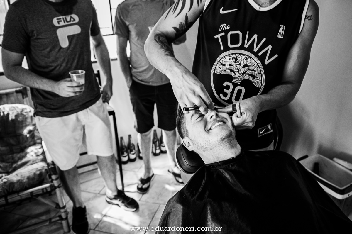 making of do noivo no salão de barbearia