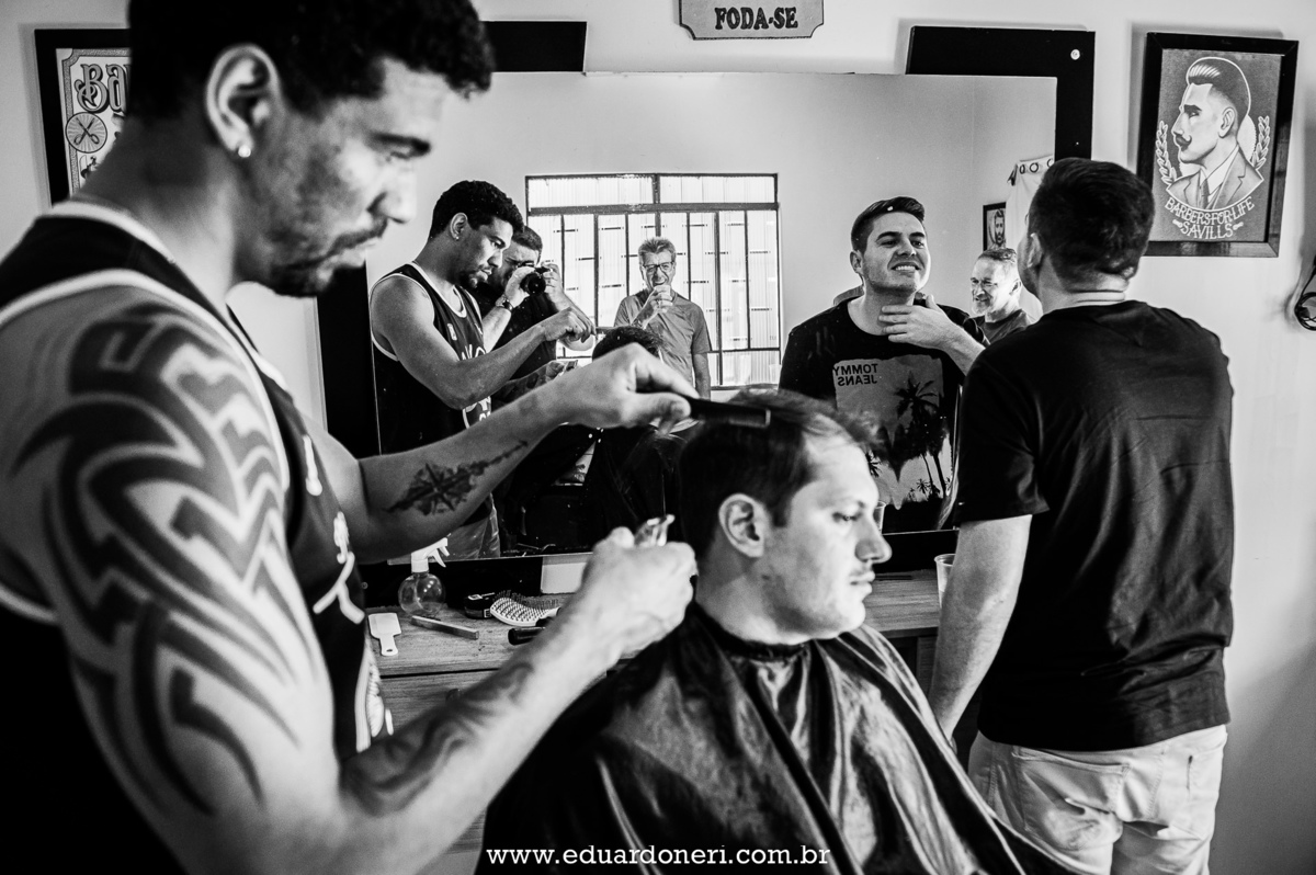 making of do noivo no salão de barbearia