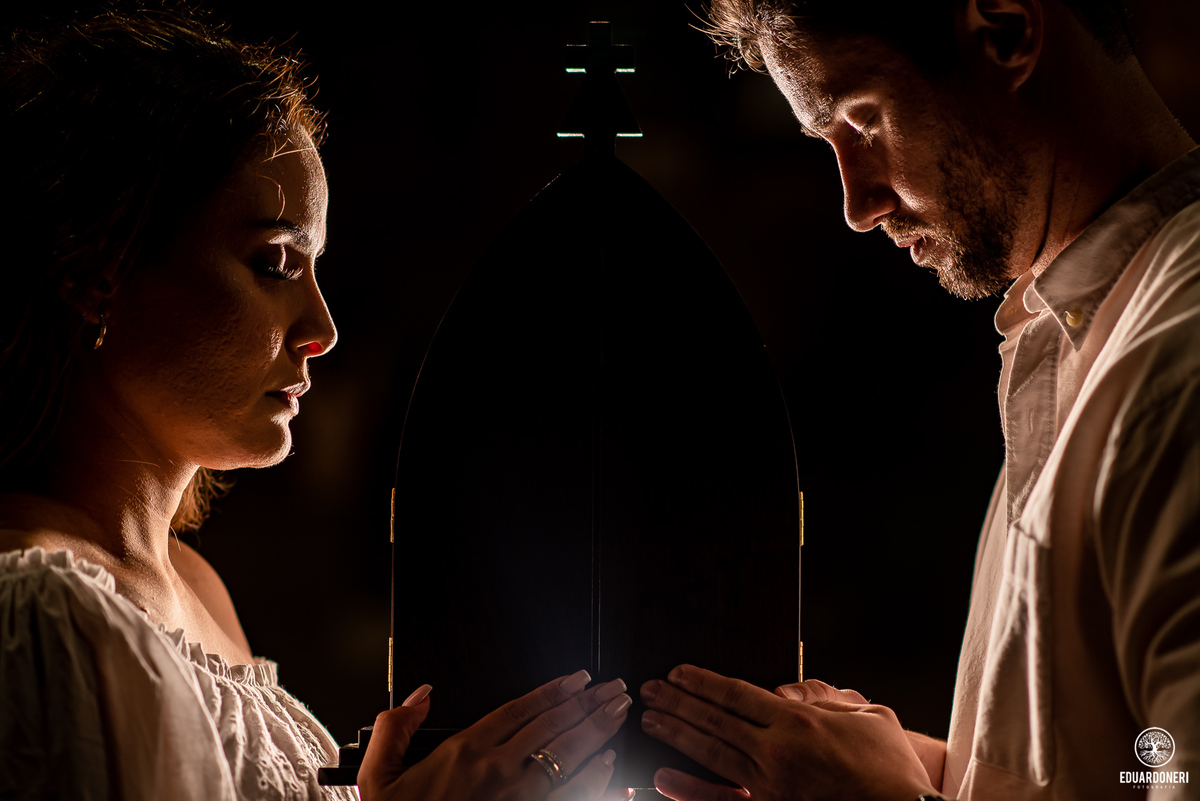 Ensaio de pré casamento contendo imagem da mãe rainha Nossa Senhora