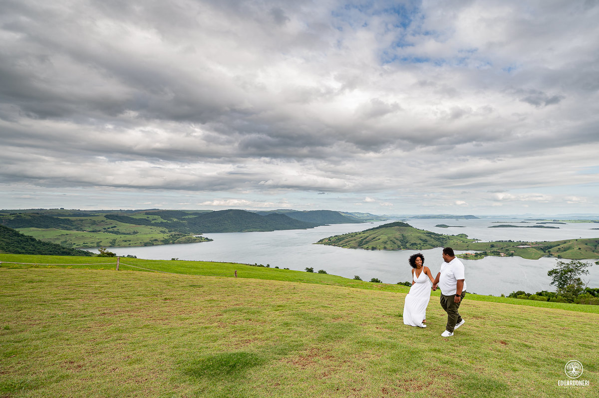ensaio pre wedding realizado na pedra do índio em ribeirão claro no paraná
