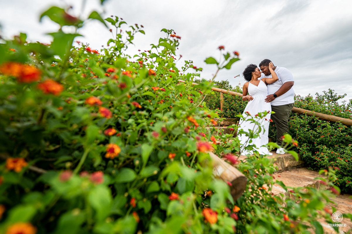 ensaio pre wedding realizado na pedra do índio em ribeirão claro no paraná