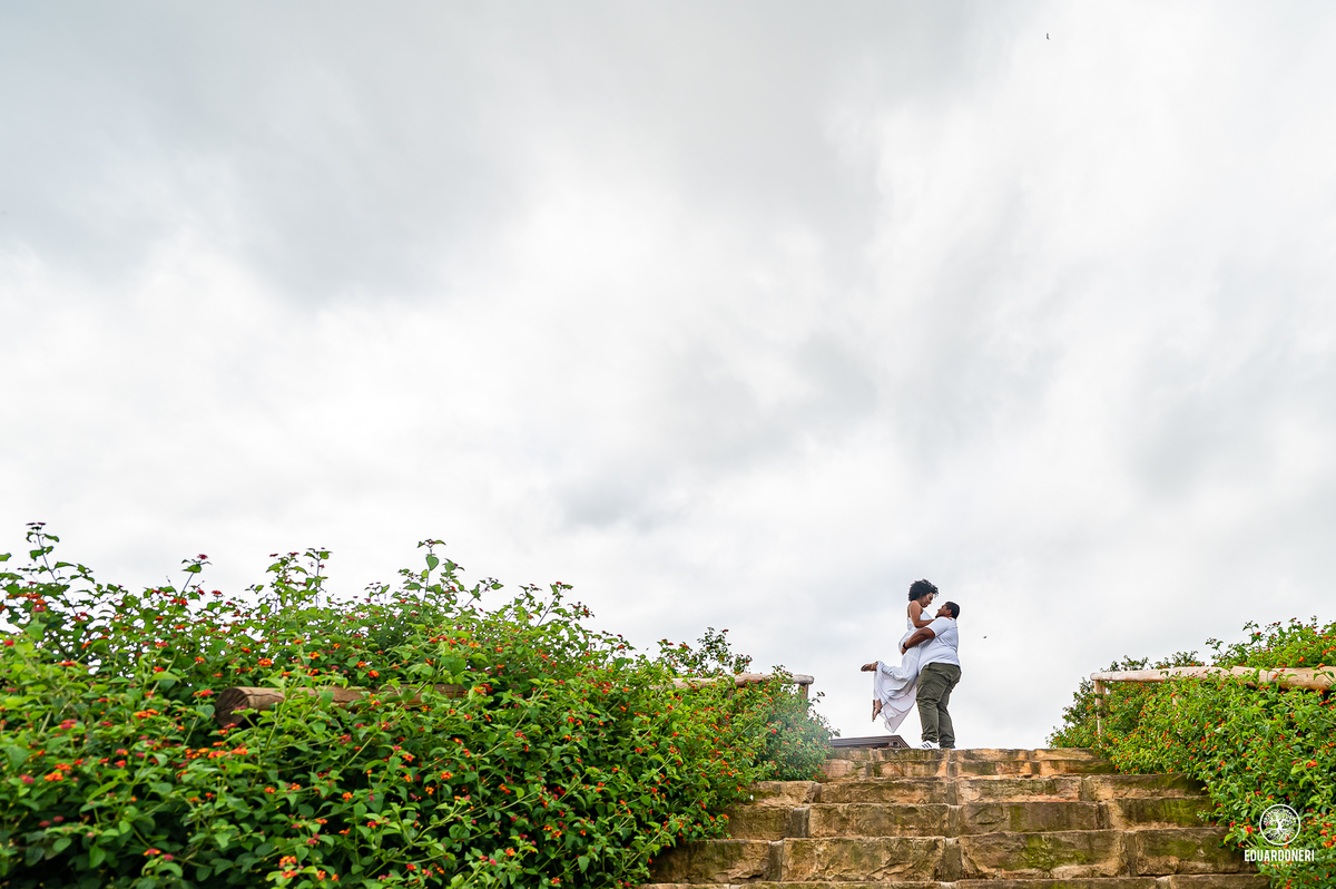 ensaio pre wedding realizado na pedra do índio em ribeirão claro no paraná