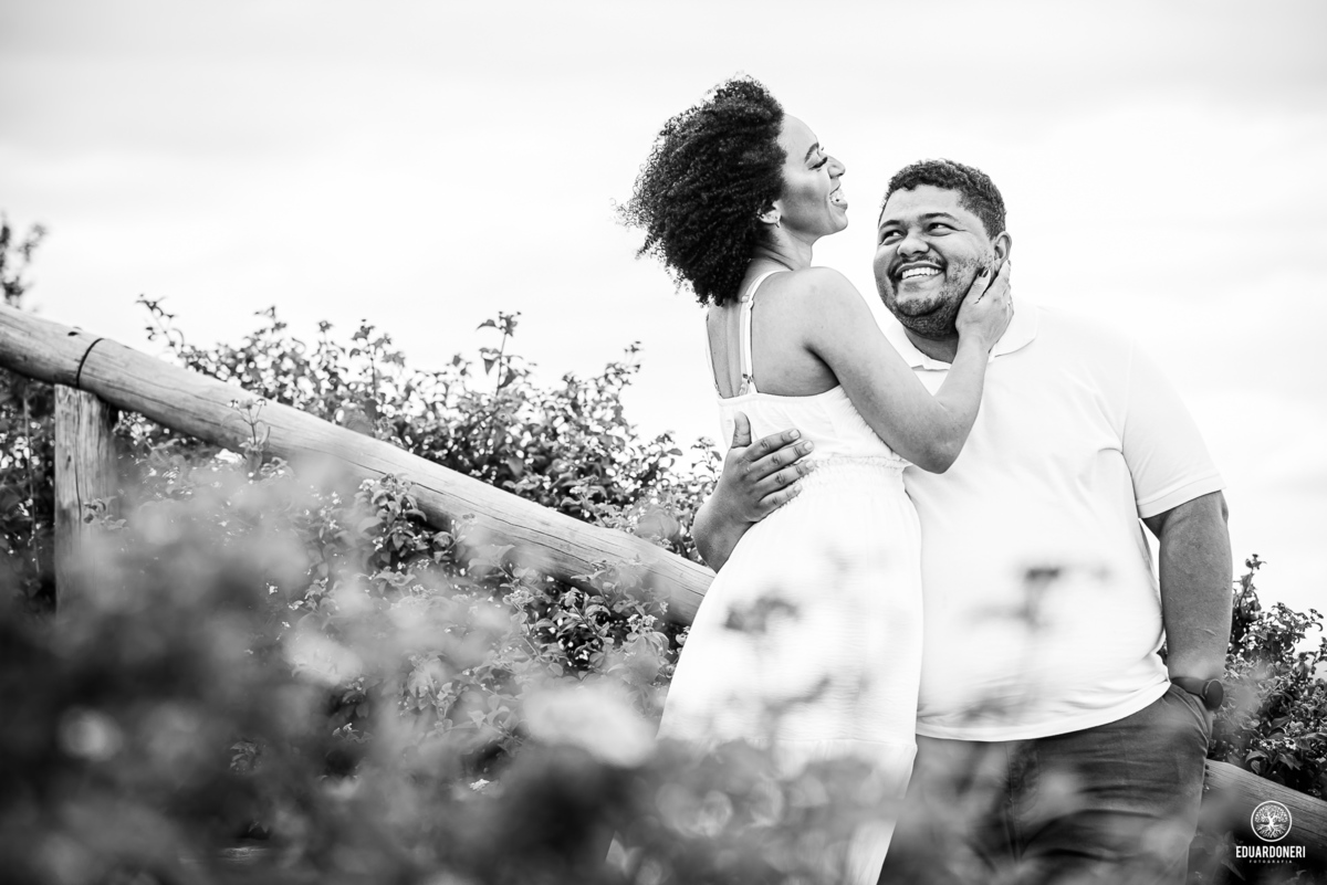 ensaio pre wedding realizado na pedra do índio em ribeirão claro no paraná