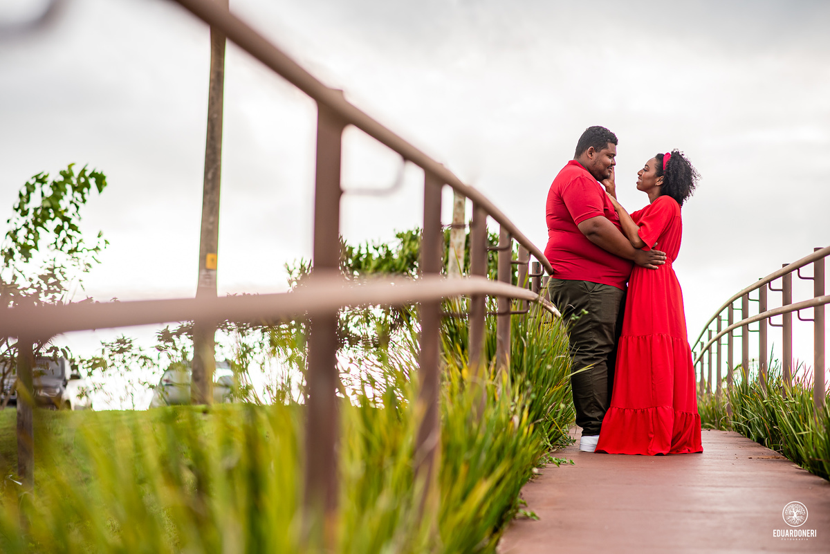 ensaio pre casamento  realizado na pedra do índio em ribeirão claro no paraná