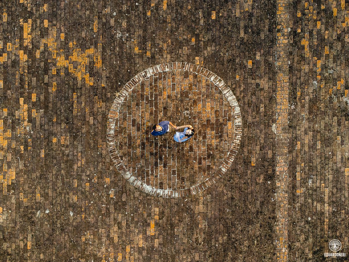 ensaio de pre wedding realizado na fazenda monte belo em ribeirão claro no paraná, fazenda de café pre casamento, noivos, fotografia de casamento
