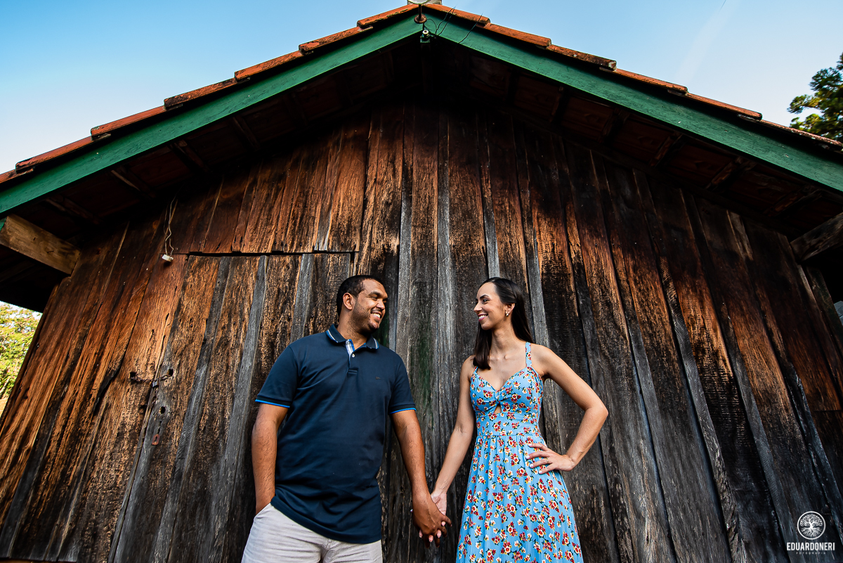ensaio de pre wedding realizado na fazenda monte belo em ribeirão claro no paraná, fazenda de café pre casamento, noivos, fotografia de casamento