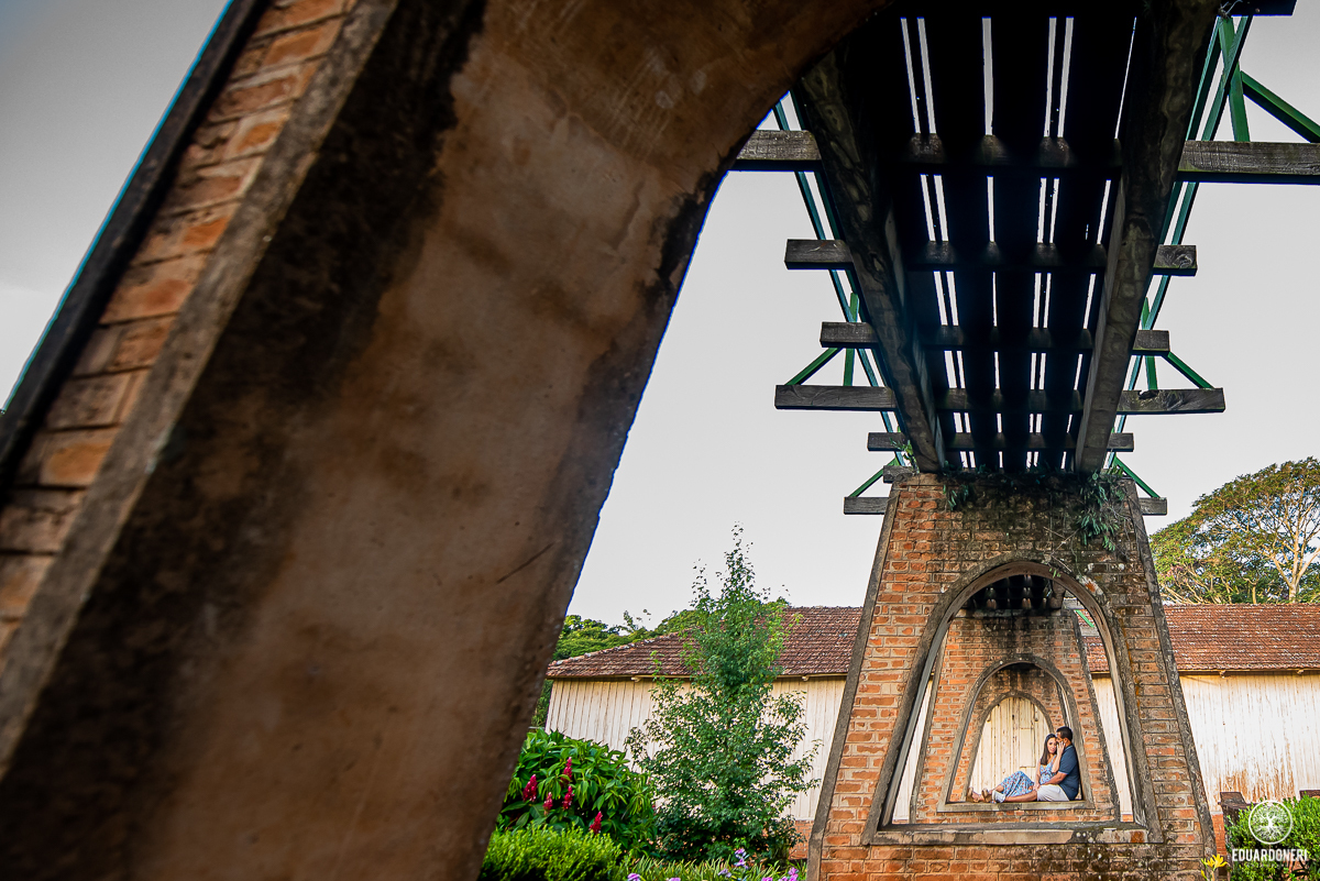 ensaio de pre wedding realizado na fazenda monte belo em ribeirão claro no paraná, fazenda de café pre casamento, noivos, fotografia de casamento