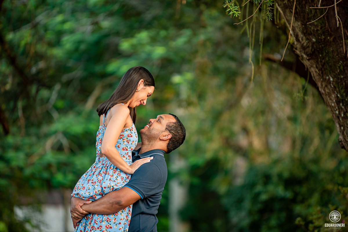 ensaio de pre wedding realizado na fazenda monte belo em ribeirão claro no paraná, fazenda de café pre casamento, noivos, fotografia de casamento