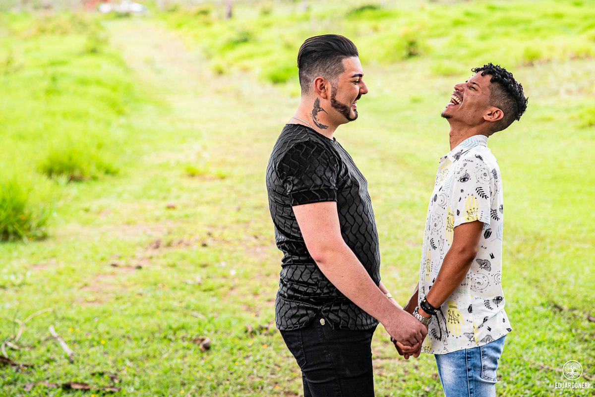 ensaio pre wedding homo afetivo, ensaio gay, pre wedding gay na fazenda Yara em bandeirantes no paraná