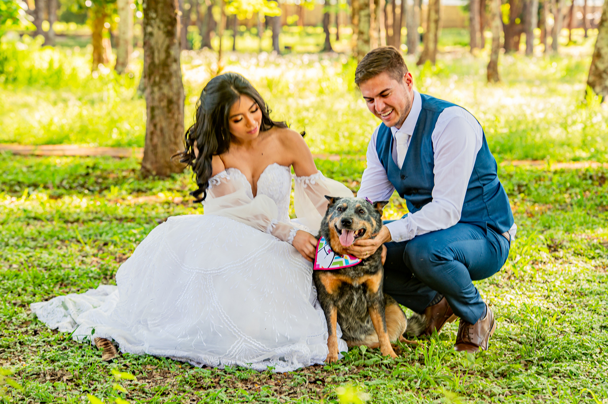 Ensaio Trash the Dress com cachorro ou pet realizado em Bandeirantes no Paraná, uma parte do ensaio foi realizado na UENP, e a outra parte realizado nos dois santuário da cidade, Santa Terezinha e São Miguel Arcanjo