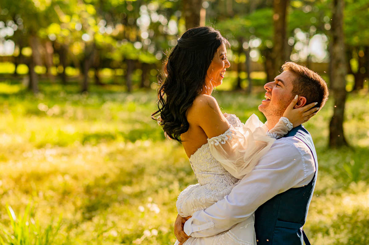 Ensaio Trash the Dress realizado em Bandeirantes no Paraná, uma parte do ensaio foi realizado na UENP, e a outra parte realizado nos dois santuário da cidade, Santa Terezinha e São Miguel Arcanjo