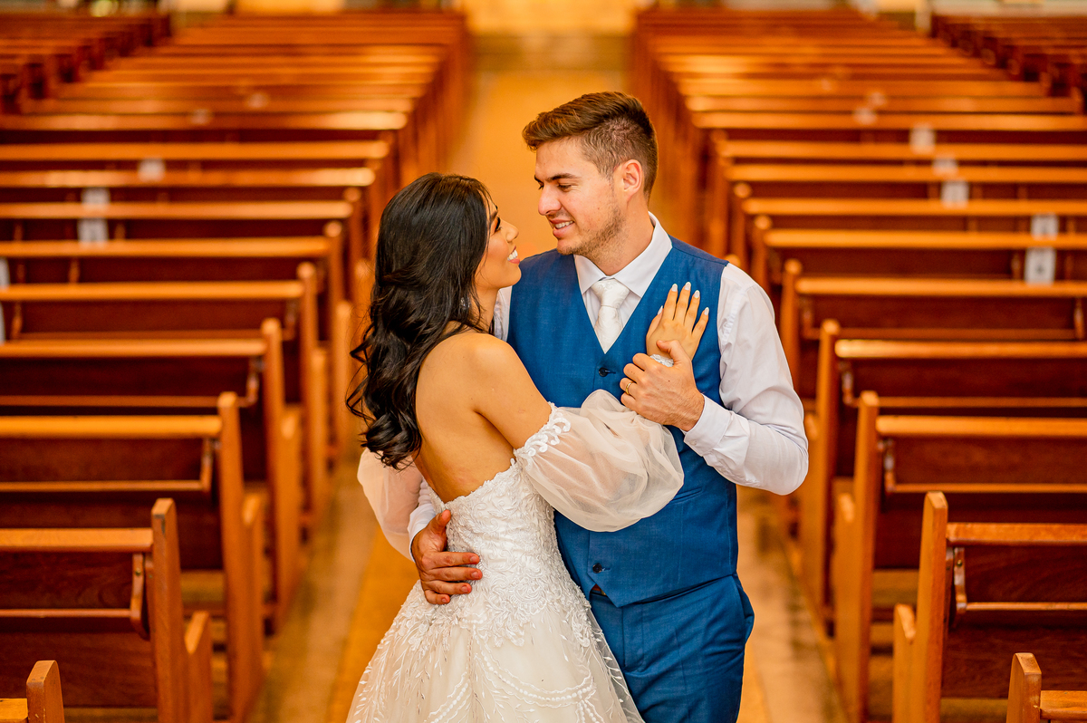 Ensaio Trash the Dress realizado em Bandeirantes no Paraná, uma parte do ensaio foi realizado na UENP, e a outra parte realizado nos dois santuário da cidade, Santa Terezinha e São Miguel Arcanjo