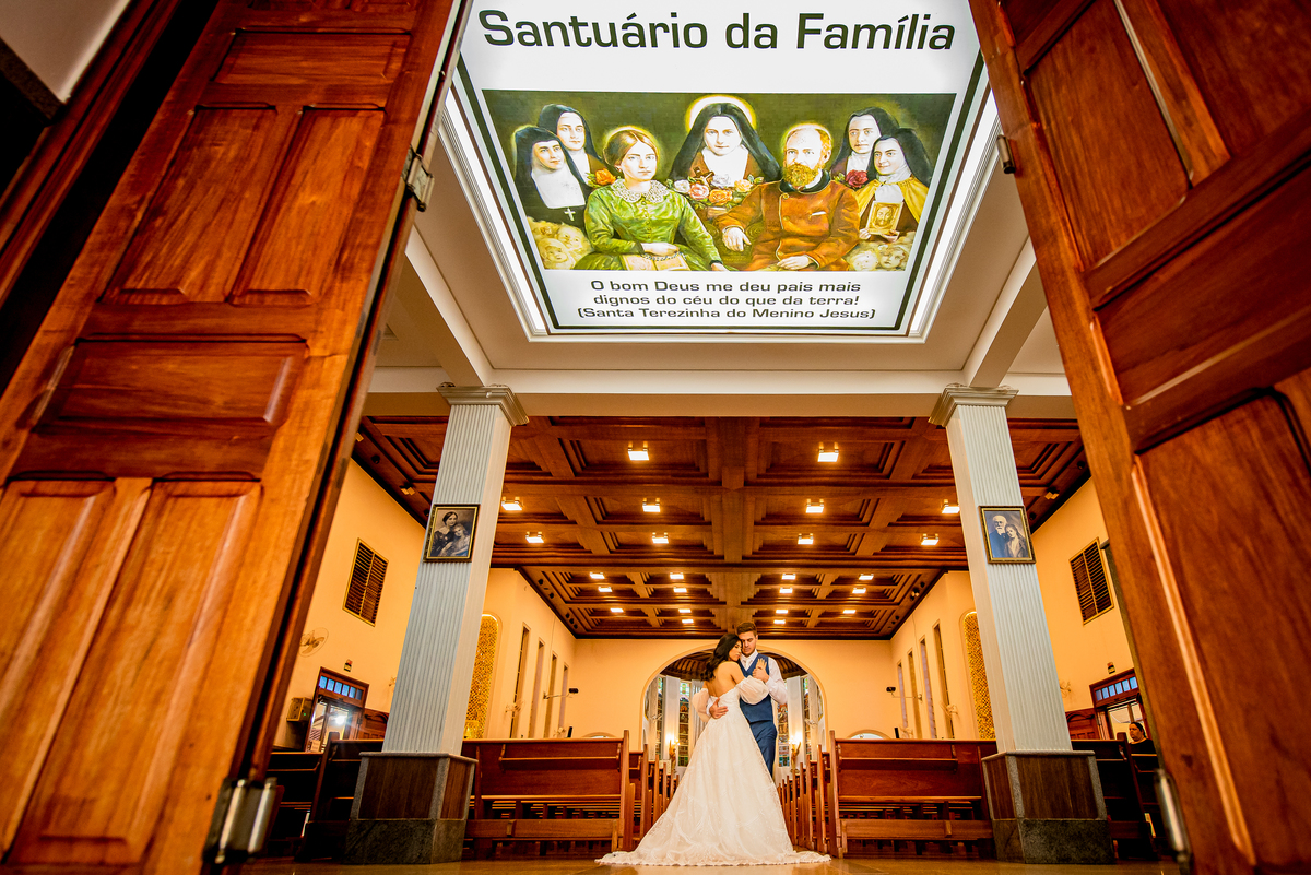 Ensaio Trash the Dress realizado em Bandeirantes no Paraná, uma parte do ensaio foi realizado na UENP, e a outra parte realizado nos dois santuário da cidade, Santa Terezinha e São Miguel Arcanjo