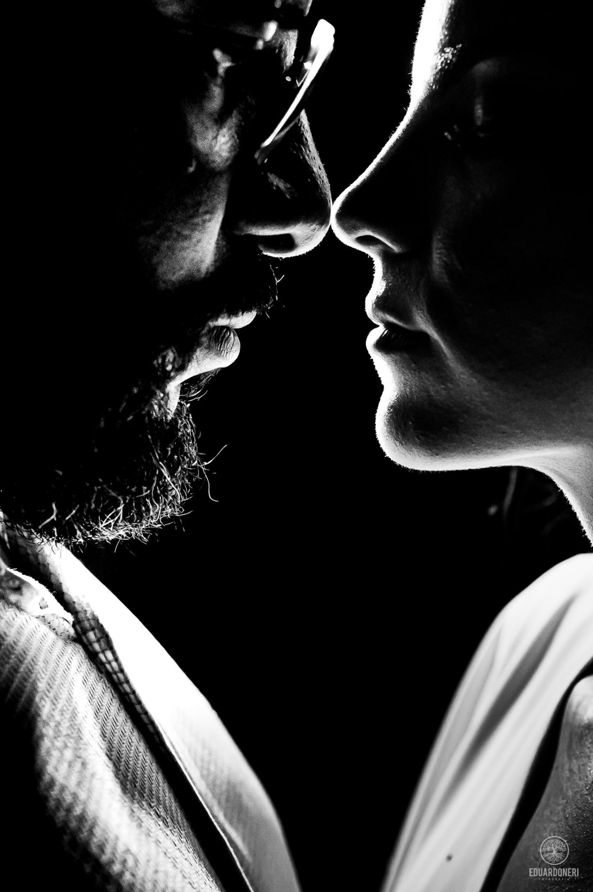 Pre Wedding realizado em Ribeirão Claro na Cachoeira do Padre e finalizado no Santuário São Miguel Arcanjo, fotografia com flash contra