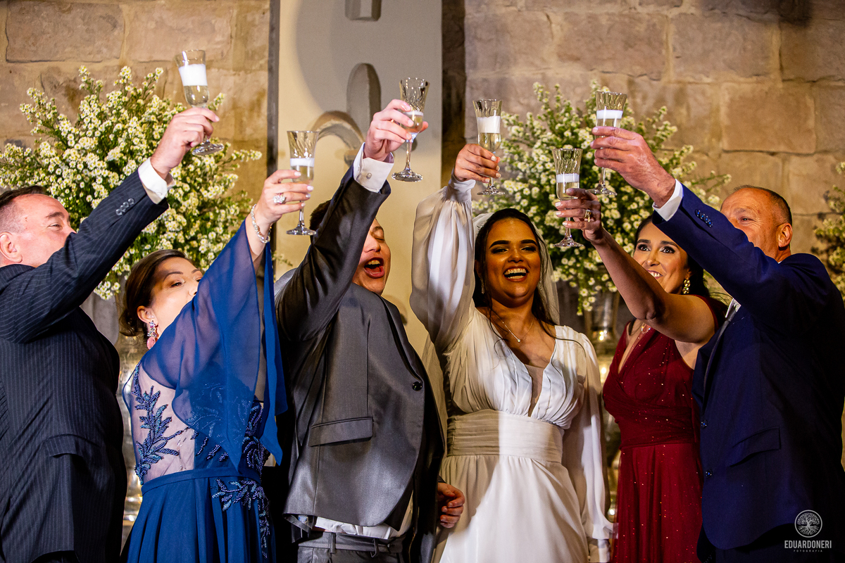 Casamento realizado no Castelo da Vinícola LaDorni em Bandeirantes no Paraná, muita festa e muita emoção neste dia incrível para o casamento de Davi e Geovana