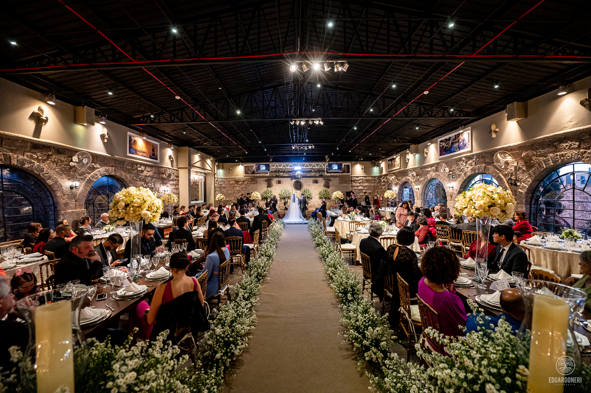 Casamento realizado no Castelo da Vinícola LaDorni em Bandeirantes no Paraná, muita festa e muita emoção neste dia incrível para o casamento de Davi e Geovana
