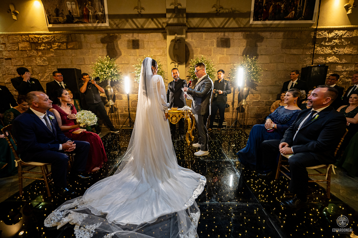 Casamento realizado no Castelo da Vinícola LaDorni em Bandeirantes no Paraná, muita festa e muita emoção neste dia incrível para o casamento de Davi e Geovana