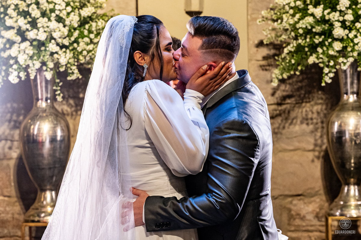 Casamento realizado no Castelo da Vinícola LaDorni em Bandeirantes no Paraná, muita festa e muita emoção neste dia incrível para o casamento de Davi e Geovana