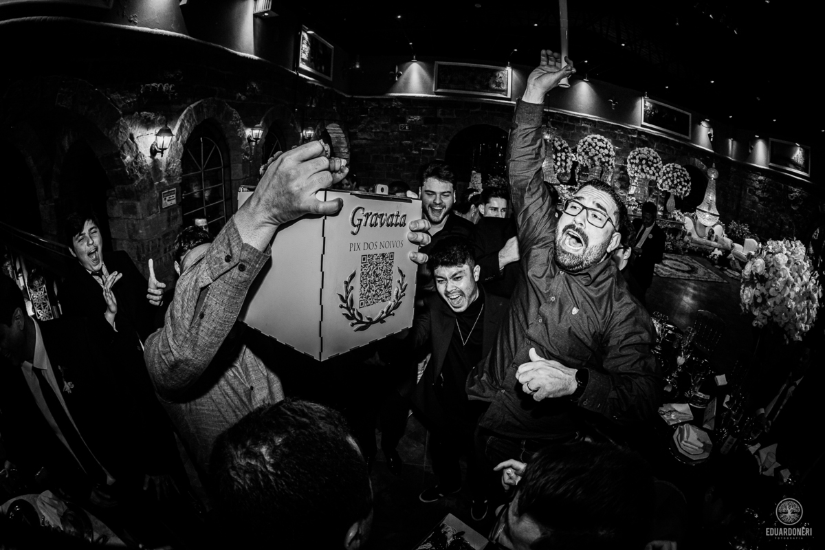 Casamento realizado no Castelo da Vinícola LaDorni em Bandeirantes no Paraná, muita festa e muita emoção neste dia incrível para o casamento de Davi e Geovana