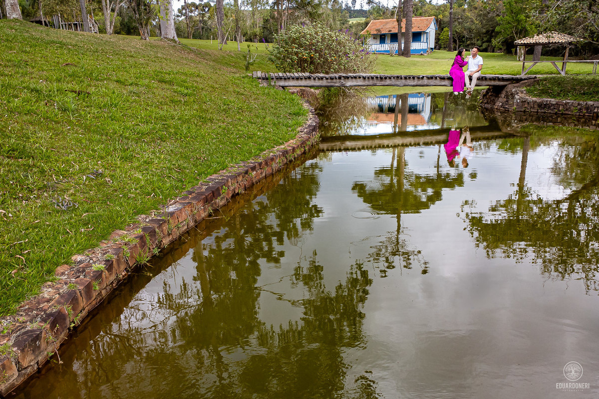 Ensaio de Pre Wedding Pre Casamento no Recanto Pinhão em Tamarana no Paraná com cachoiras, rios, casas em madeira antigas