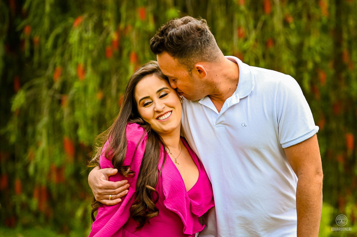 Ensaio de Pre Wedding Pre Casamento no Recanto Pinhão em Tamarana no Paraná com cachoiras, rios, casas em madeira antigas