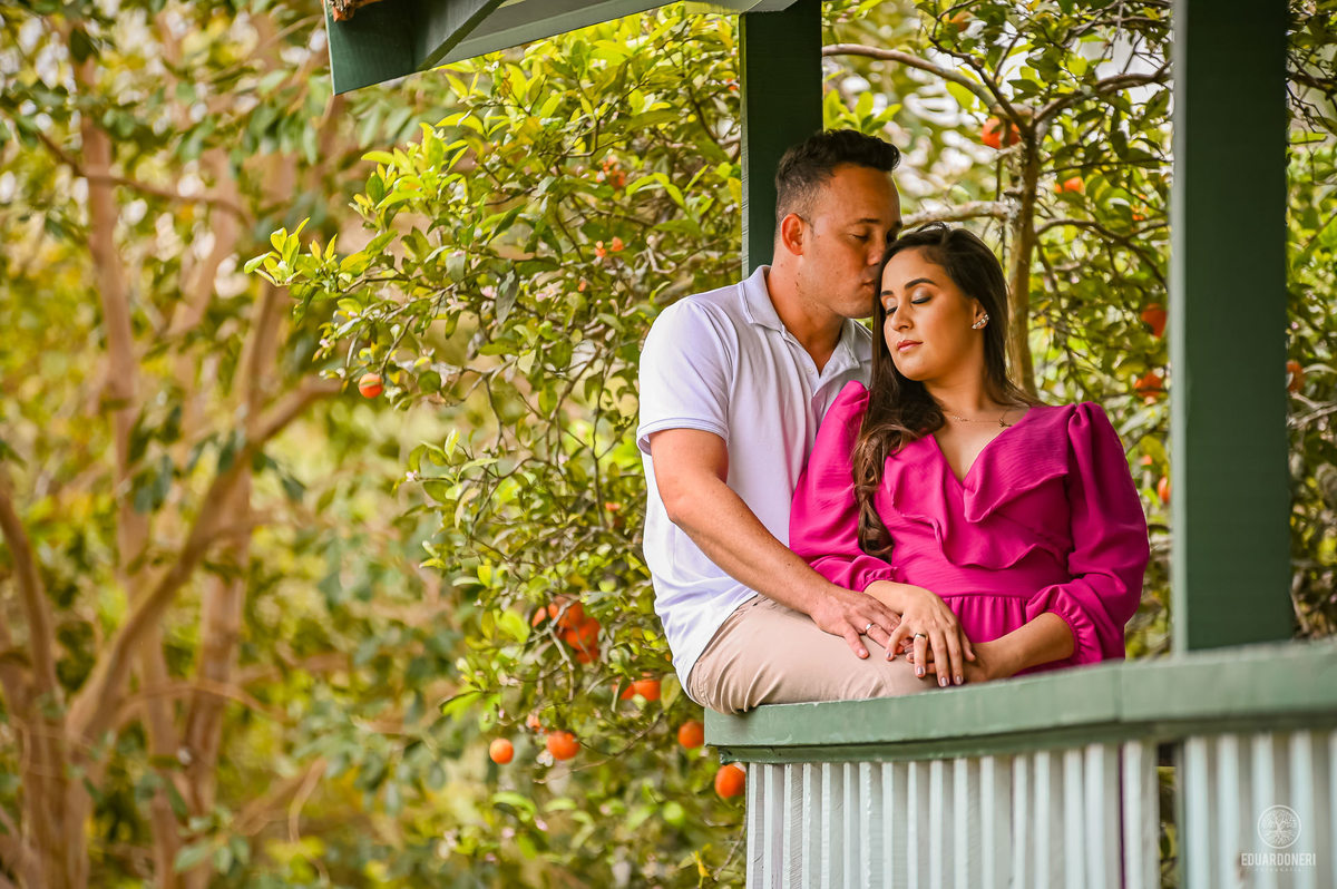 Ensaio de Pre Wedding Pre Casamento no Recanto Pinhão em Tamarana no Paraná com cachoiras, rios, casas em madeira antigas